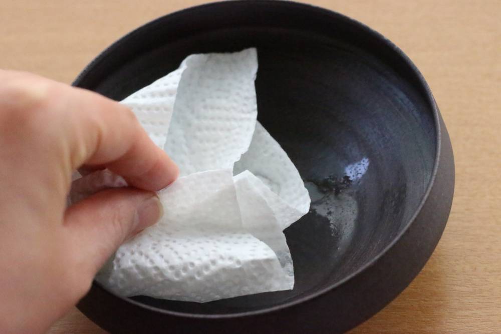 Applying oil to the bowl